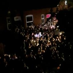 Video | Honderden studenten houden straatfeest in coronabrandhaard Leeds