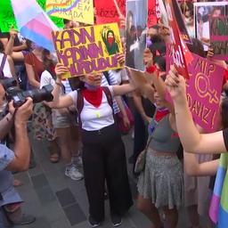 Video | Honderden Turkse vrouwen demonstreren vanwege opzegging vrouwenrechtenverdrag