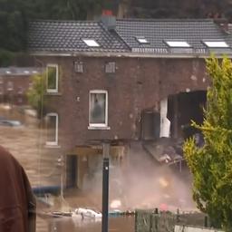 Video | Huis stort in tijdens interview met Belgische burgemeester