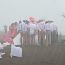 Video | Huwelijksceremonie in Filipijnen gaat door terwijl tyfoon voorbijraast