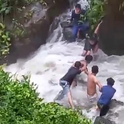 Video | Indonesiërs redden toeristen met menselijke ketting uit waterval