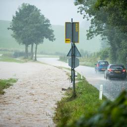 Liveblog | KNMI geeft code rood af voor Limburg wegens zware regenval