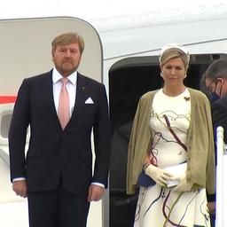 Video | Koningspaar landt voor staatsbezoek in regenachtig Berlijn
