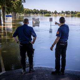 Limburg gaat nieuwe fase in, verbijstering om ramptoeristen op gevaarlijke dijken