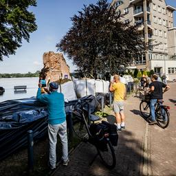 Meerdere dijklekkages in Noord-Limburg: ‘Stel bezoek aan de regio uit’