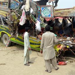 Minstens 33 doden bij botsing tussen bus en vrachtwagen in Pakistan