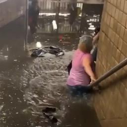 Video | New Yorkers waden door metrostation na hevige regenval