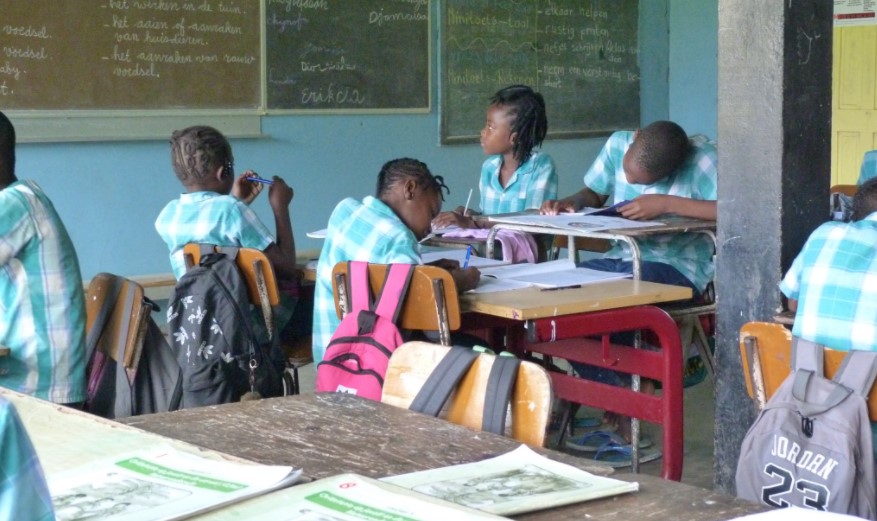 Scholen, kerken en terrassen morgen weer open in Suriname