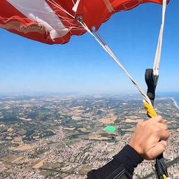 Video | Parachutist komt met schrik vrij nadat kabels verstrengeld raakten