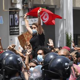 Parlement Tunesië opgeschort en premier weggestuurd na protesten