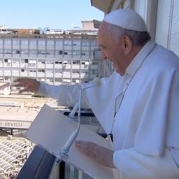 Video | Paus verzorgt mis vanuit ziekenhuis na succesvolle operatie
