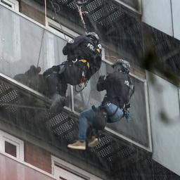 Video | Politie valt appartement in Enschede via touwen binnen
