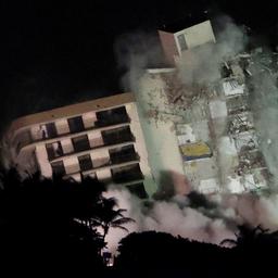 Restant ingestort flatgebouw Miami gesloopt met explosieven