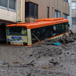 Ruim honderd vermisten en drie doden na modderstroom in Japan