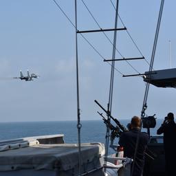 Russische vliegtuigen voeren schijnaanvallen uit bij Nederlands marineschip