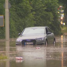 Video | Snelweg bij Heerlen ondergelopen na hevige regenval
