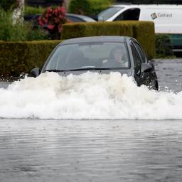Video | Stortregen zorgt voor ondergelopen straten in Friesland