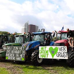 Video | Tientallen boeren verzamelen zich in Den Haag voor stikstofprotest