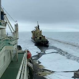 Video | Timelapse: Enorme ijsbreker helpt schepen in Noordelijke IJszee