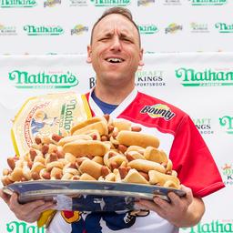 Veertienvoudig kampioen hotdogs eten breekt eigen wereldrecord