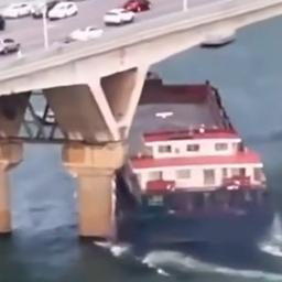 Video | Vrachtschip botst tegen brug vol met auto’s in China