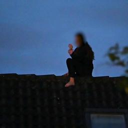 Video | Vrouw vergeet huissleutels en wordt van dak gered in Haaren