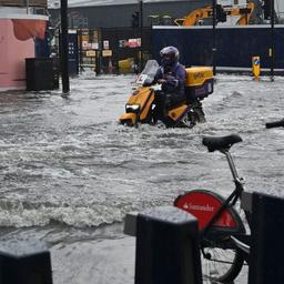 Wateroverlast in Londen door noodweer, straten en metrostations ondergelopen