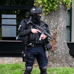 Video | Zwaarbewapende agenten beveiligen Mediapark in Hilversum