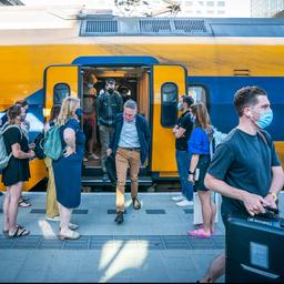 Aantal treinreizigers op werkdagen in 2020 fors minder door coronacrisis