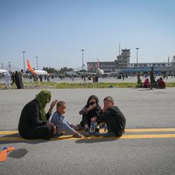 Afghaanse voorvechters vrouwenrechten bereiken vliegveld Kaboel