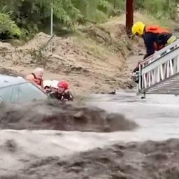 Video | Amerikaanse brandweer redt mensen uit auto in krachtige modderstroom
