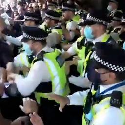 Video | Antivaxers botsen met politie tijdens bestorming voormalig BBC-pand