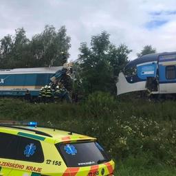 Drie doden en tientallen gewonden bij frontale treinbotsing in Tsjechië