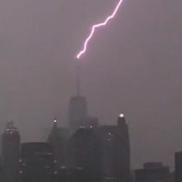 Video | Extreem weer in VS: bliksem raakt hoogste gebouw van New York