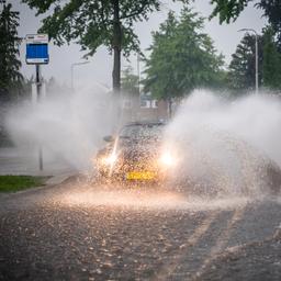 Hevige regenbuien leiden tot wateroverlast in Nederlandse plaatsen