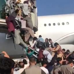 Video | Honderden mensen dringen op landingsbanen van vliegveld Kaboel