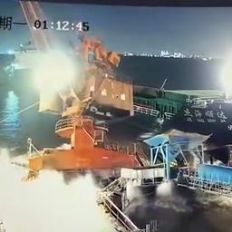 Video | Kraan in Sjanghai valt in water doordat schip tegen kade botst