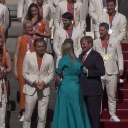 Video | Medaillewinnaars poseren met koningspaar bij Paleis Noordeinde