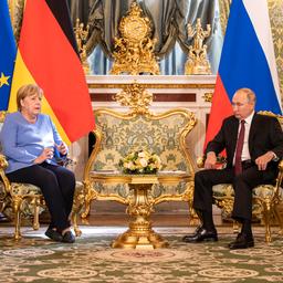 Video | Merkels telefoon gaat af tijdens ontmoeting met Poetin