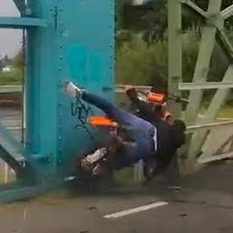 Video | Motorcrosser rijdt tegen brug bij politieachtervolging in Utrecht