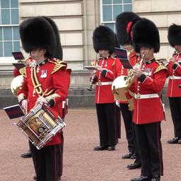 Video | Na anderhalf jaar weer wisseling van de wacht bij Buckingham Palace