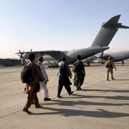 Nederlandse Afghanen op het nippertje veilig binnen, niemand meer welkom op vliegveld
