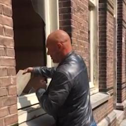 Video | Pandeigenaar vernielt door krakers bezette woning in Rotterdam