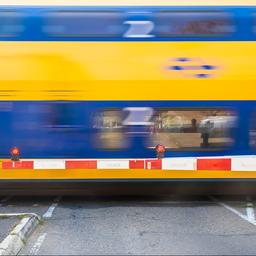 Scootmobiel valt vlak voor trein van perron, omstanders redden bestuurder