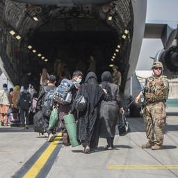 Taliban houden ook niet-Afghanen tegen bij luchthaven Kaboel