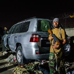 Taliban schroeft beveiliging vliegveld Kaboel op, meer dan 100 doden na aanslagen