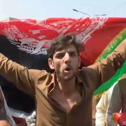 Video | Tientallen schoten gelost tijdens anti-Taliban-demonstratie in Jalalabad