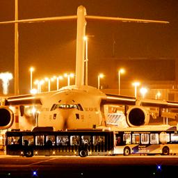 Vliegtuig met 35 uit Afghanistan geëvacueerde Nederlanders geland op Schiphol