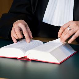 Zeventigjarige rechter mag vanwege die leeftijd terecht worden ontslagen