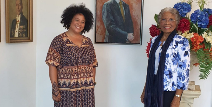 Tania Kross op bezoek bij de Gouverneur van Curaçao
